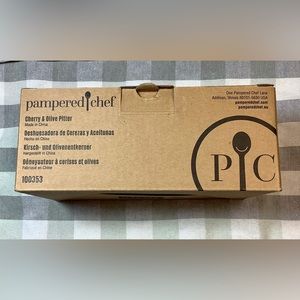 PAMPERED CHEF CHERRY and OLIVE PITTER 100353 - New Item Still In Plastic.